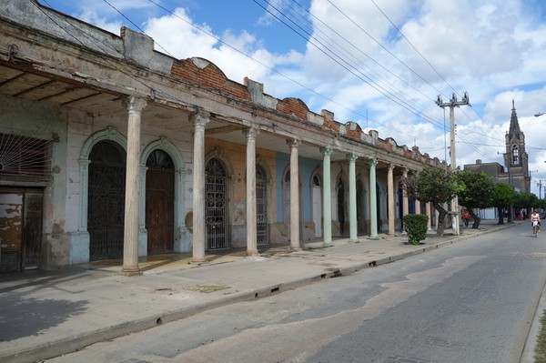 En kilometerlång sträcka längs Avenida de los Mártires med arkitektur med kolumner, Camagüey.