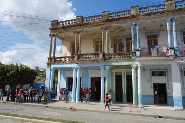 En kilometerlång sträcka längs Avenida de los Mártires med arkitektur med kolumner, Camagüey.