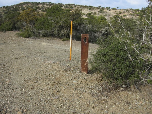 Markör som visar vägen. Längs Aphrodite trail, Akamas peninsula.