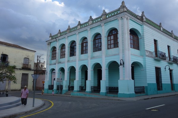 Fin arkitektur vid Parque Marti i centrala Camagüey.