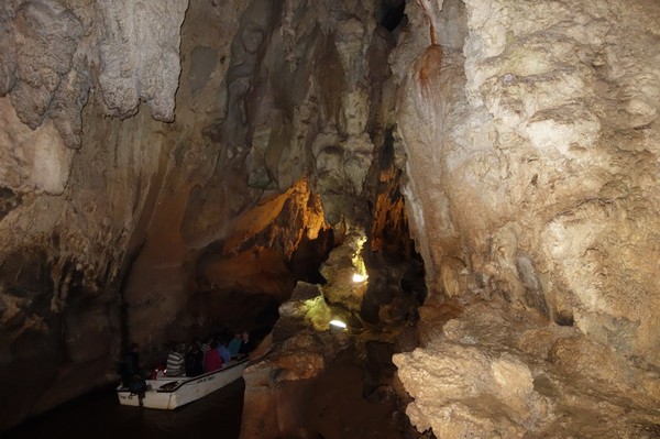 Inne i grottan Cueva del Indio ca 6 km norr om Viñales, Valle de San Vicente.