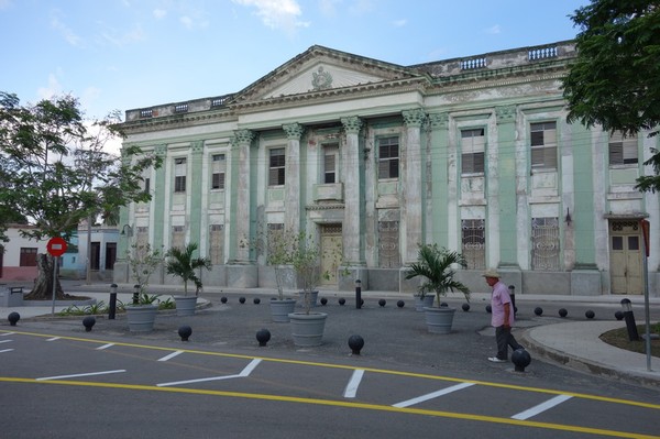 Fin arkitektur vid Parque Marti i centrala Camagüey.