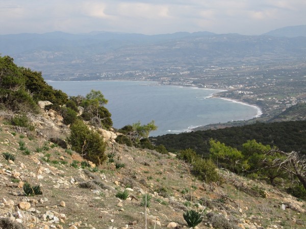 Längs Aphrodite trail med staden Polis i bakgrunden, Akamas peninsula.