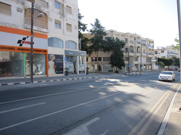 Leoforos Apostolou Pavlou, huvudgatan som går upp från strandpromenaden, Pafos, Cypern.