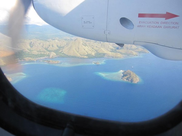 Komodo National Park från luften på väg till Labuan Bajo.