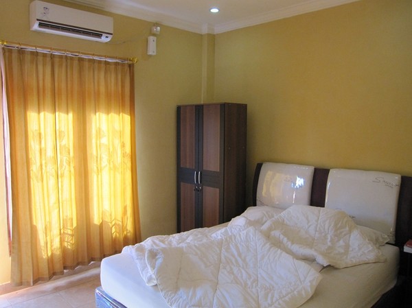 Mitt hotellrum på O-range hotel för 250 000 Rupiah per natt, Labuan Bajo, Flores.
