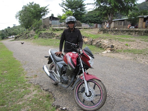 Stopp i en liten by för att fotografera min privatchaufför under resan på motorcykel över bergen mellan Com och Fuiloro, Östtimor.