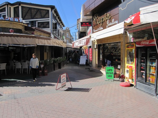 Gatuscen i den turkcypriotiska delen av Nicosia.