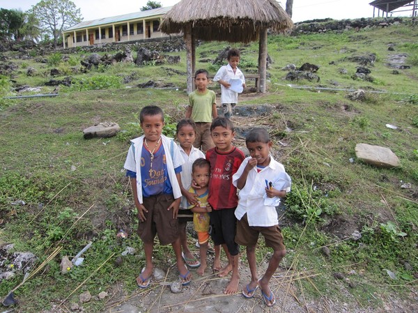 Nyfikna skolbarn på promenaden från Baucau old town ner till Wataboo beach, Osolata, Baucau, Östtimor.