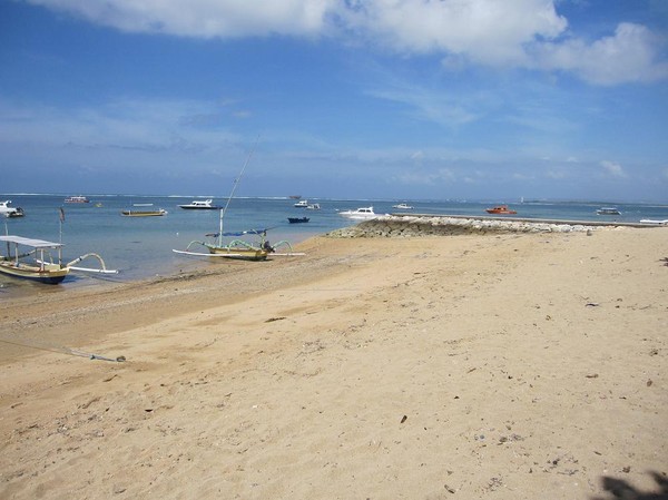 Södra delen av  Sanur beach, Bali.