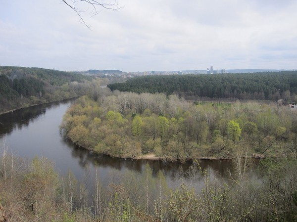 Vid utsiktsplaten innan besöket till Vilnius TV Tower. Floden Neris och Vingis Park i förgrunden och centrala Vilnius längst bort i bild, Vilnius.