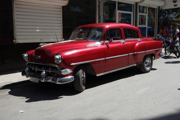 En gammal skönhet vid gågatan Calle San Rafael, Centro Habana, Havanna.