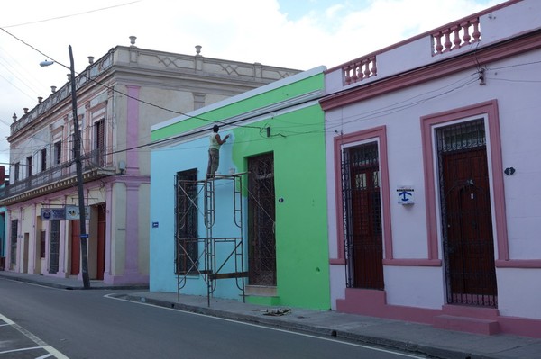 Färgbyte på husfasad på andra sidan gatan sett från min casa i centrala Camagüey.