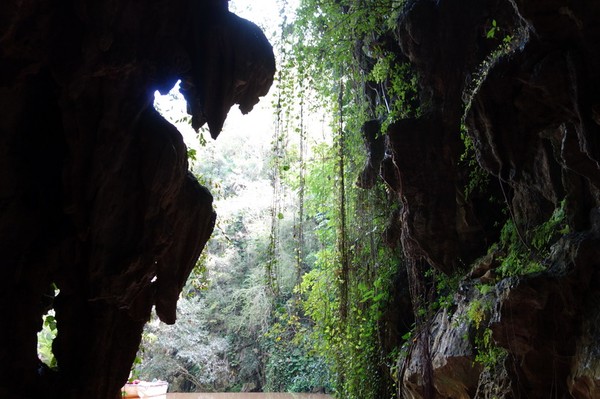 På väg ut ur grottan Cueva del Indio ca 6 km norr om Viñales, Valle de San Vicente.