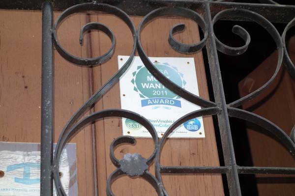 En av Los Vitrales utmärkelser genom åren på entré-dörren, Camagüey.