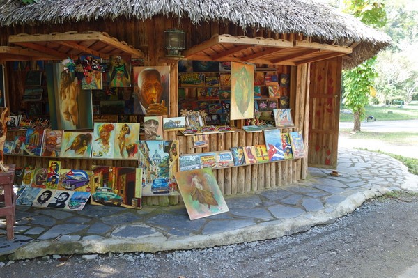 Souvenirer vid grottan Cueva del Indio ca 6 km norr om Viñales, Valle de San Vicente.