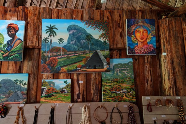 Souvenirer vid grottan Cueva del Indio ca 6 km norr om Viñales, Valle de San Vicente.