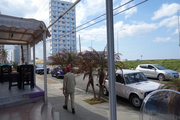 Bild tagen medan jag sitter och väntar på maten på restaurang La Chucheria, Vedado, Havanna.