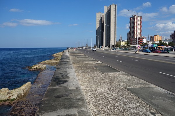 På långpromenad längs Malecon, Havanna.