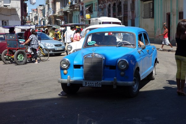 Kubaner som väntar på taxi, Centro Habana, Havanna.
