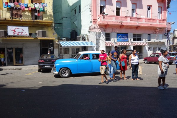 Kubaner som väntar på taxi, Centro Habana, Havanna.