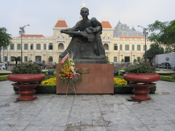 Uncle Ho framför City Hall, Saigon.