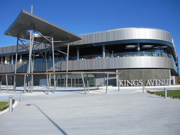 Kings Avenue shopping mall längs Leoforos Apostolou Pavlou, huvudgatan som går upp från strandpromenaden, Pafos, Cypern.