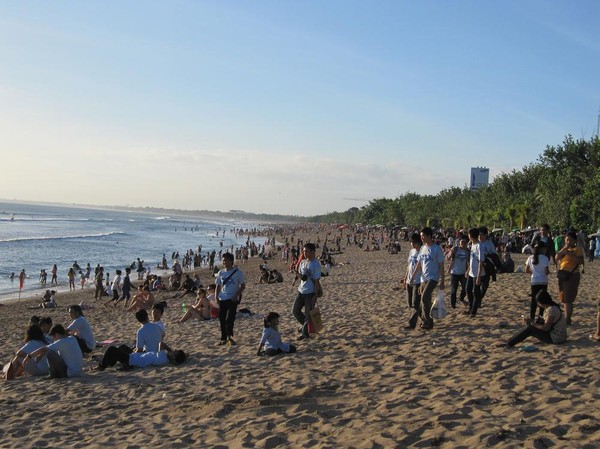 Tusentals människor på Kuta beach, Bali.