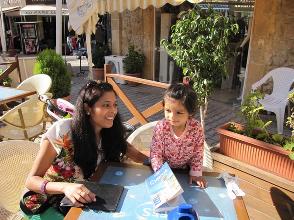 Rajni och Rugu på café i den turkcypriotiska delen av Nicosia.