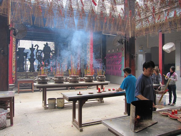 Koniska rökelseslingor hänger ifrån taket, inuti Thien Hau pagoda, Cholon.