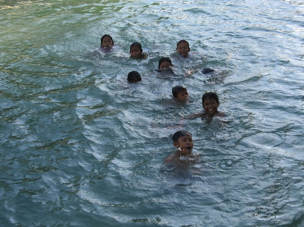 Barn vid Natural spring swimming pool, San Juan, Siquijor.
