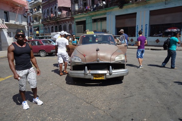 Kubaner som väntar på taxi, Centro Habana, Havanna.