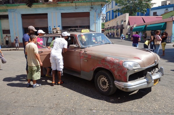 Kubaner som förhandlar om pris med taxi, Centro Habana, Havanna.