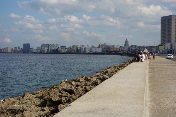 På långpromenad längs Malecon, Havanna.