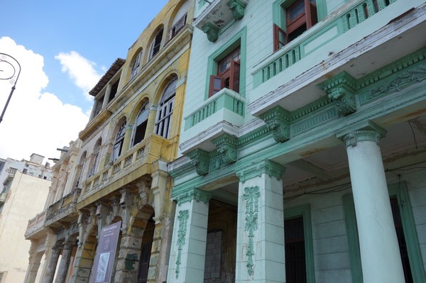 Intressant arkitektur längs Malecon, Havanna.