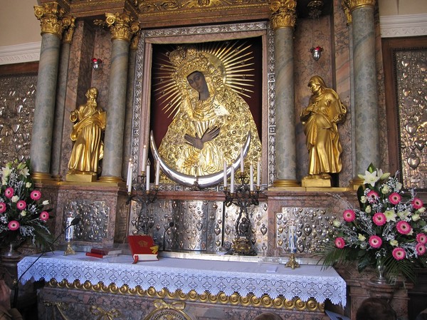 Målningen av Virgin Mary inne i the chapel of Our Lady, Gates of dawn, Vilnius.