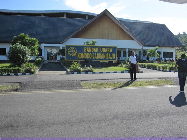 Direkt efter landning på Komodo airport, Labuan Bajo.