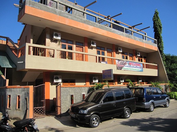 O-range hotel, mitt boende i Labuan Bajo. Andra rummet från vänster på andra våningen hade jag. Labuan Bajo, Flores.