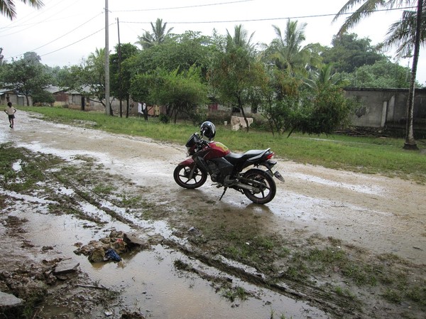 Resan på motorcykel över bergen mellan Com och Fuiloro. Vi var tvungna att stanna och vänta ut regnet, Östtimor.