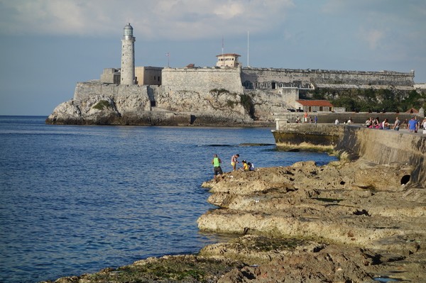 Castillo de los Tres Santos Reyes Magnos del Morro från Malecon, Havanna.