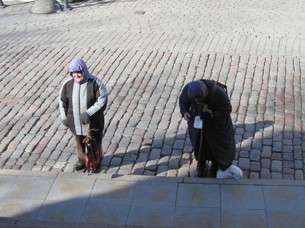 Utanför Alexander Nevski katedraal väntade dessa två damer på mig. Förmodligen var de tiggare, men jag är inte helt säker då de stod precis utanför entrén till katedralen. Toompea (domberget), gamla staden i Tallinn.