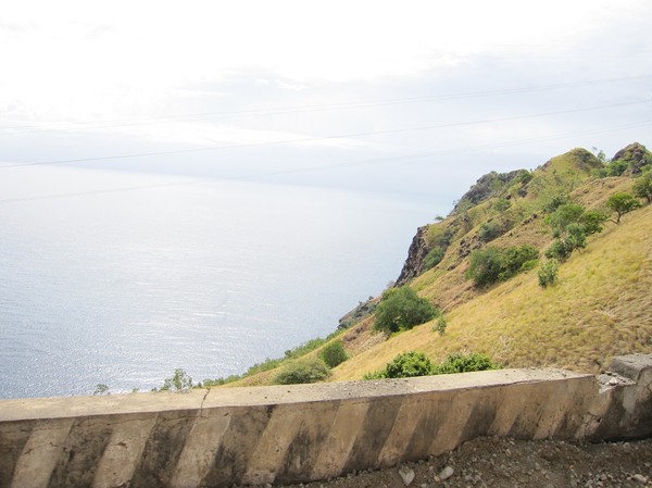 Vägen de första milen från Dili mot Baucau är inget annat än oerhört vacker. Det är dock svårt att fånga detta från ett bussfönster. Världens bästa dykvatten finns längs denna kustlinje.