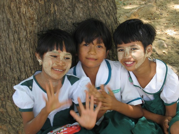 Glada skolbarn mellan Nyaung U och Old Bagan vid mitt besök på deras skola. På cykeltur genom tempelslätten dag två.