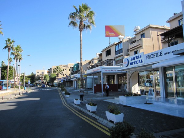 Leoforos Apostolou Pavlou, huvudgatan som går upp från strandpromenaden, Pafos, Cypern.