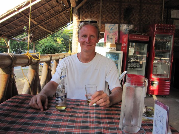 Stefan, inne på favoritrestaurangen Yanz med obligatorisk San Mig Light.