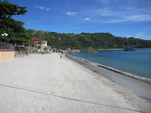 Stranden utanför mitt hotell i Barrio Barretto. Den duger, men är inte i närheten av stränderna i Visayas.