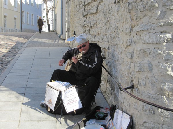 Gatumusiker med stor humor i sitt framförande, Toompea (domberget), gamla staden i Tallinn.