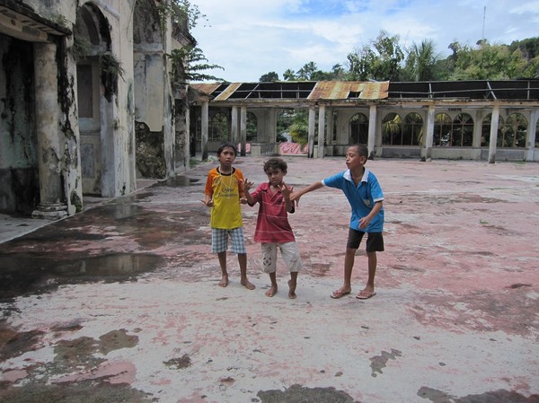 Jag hittade tre grabbar som spelade fotboll inne i Mercado Municipal, Bauacau old town, Timor-Leste.