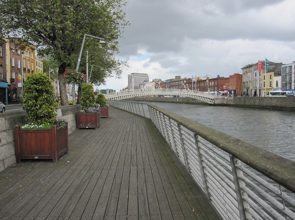Boardwalken vid floden Liffey som delar Dublin i nord och syd, Dublin, Irland.