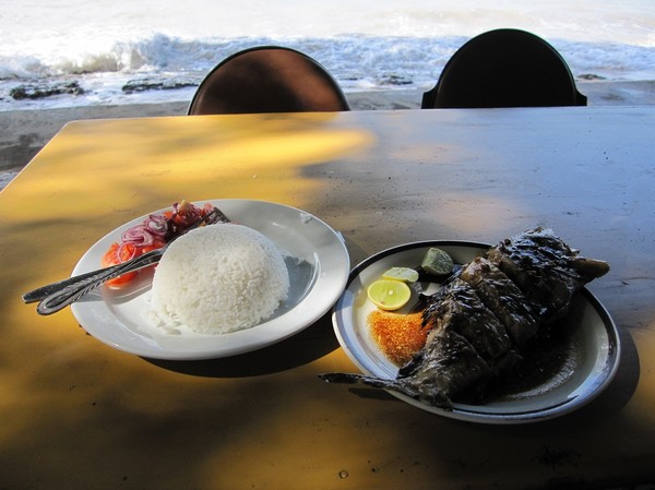 Grillad fisk och ris på restaurangen på Com Beach Resort, Com, Östtimor.
